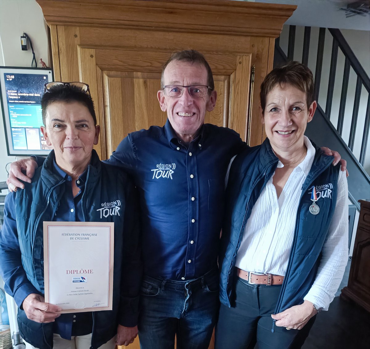 MSCO_Circuit's tweet photo. 👏à Pascale Louazé, secrétaire du #MSCO et Sylvie Drouault en charge des relations et hébergements des équipes du Région Pays de la Loire Tour pour leur 🏆. Les 2 bénévoles ont été récompensé à l'occasion de l'AG du Comité départemental de cyclisme @sarthefr . 
#RegionTour https://t.co/hSqffSNR7l