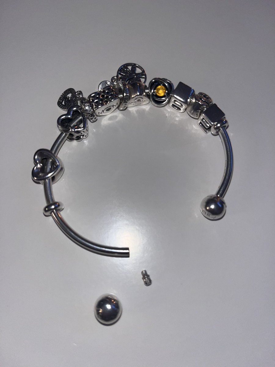 Sarahbond04Xx's tweet photo. As you can see it the end that is taken off to add more charms. So surely this would last? https://t.co/dYwHMvsigm
