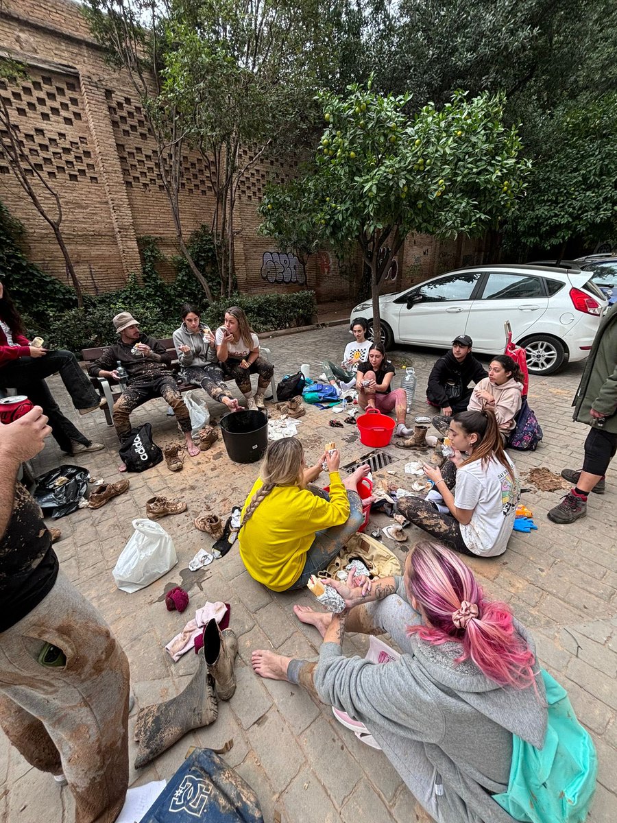 NuriaAdraosMUA's tweet photo. Quinto día volviendo de los pueblos afectados embarrados hasta las cejas. Se nota el cansancio y el desánimo en toda la gente que te encuentras pero no sabemos de dónde se sacan fuerzas. Se empieza a decir por la TV que las calles están limpias y ES MENTIRA! Empieza a ser insano! https://t.co/fnmvH6jHaf