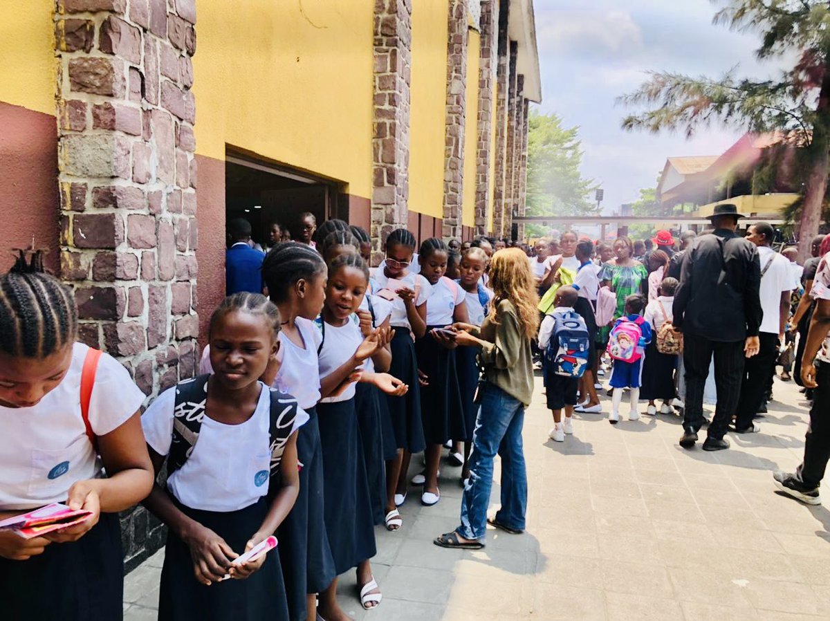 muke_mwema's tweet photo. #FMM_ASBL: ensemble pour le bien-être de tous ✨

Retour en image de la sensibilisation de masse au lycée #Molende sur la lutte contre le cancer de sein, plus de 500 filles sensibilisées 👩🏾‍🦰🇨🇩 

Un environnement sain sans cancer de sein , OUI C’EST POSSIBLE https://t.co/vC9CVmQJNo
