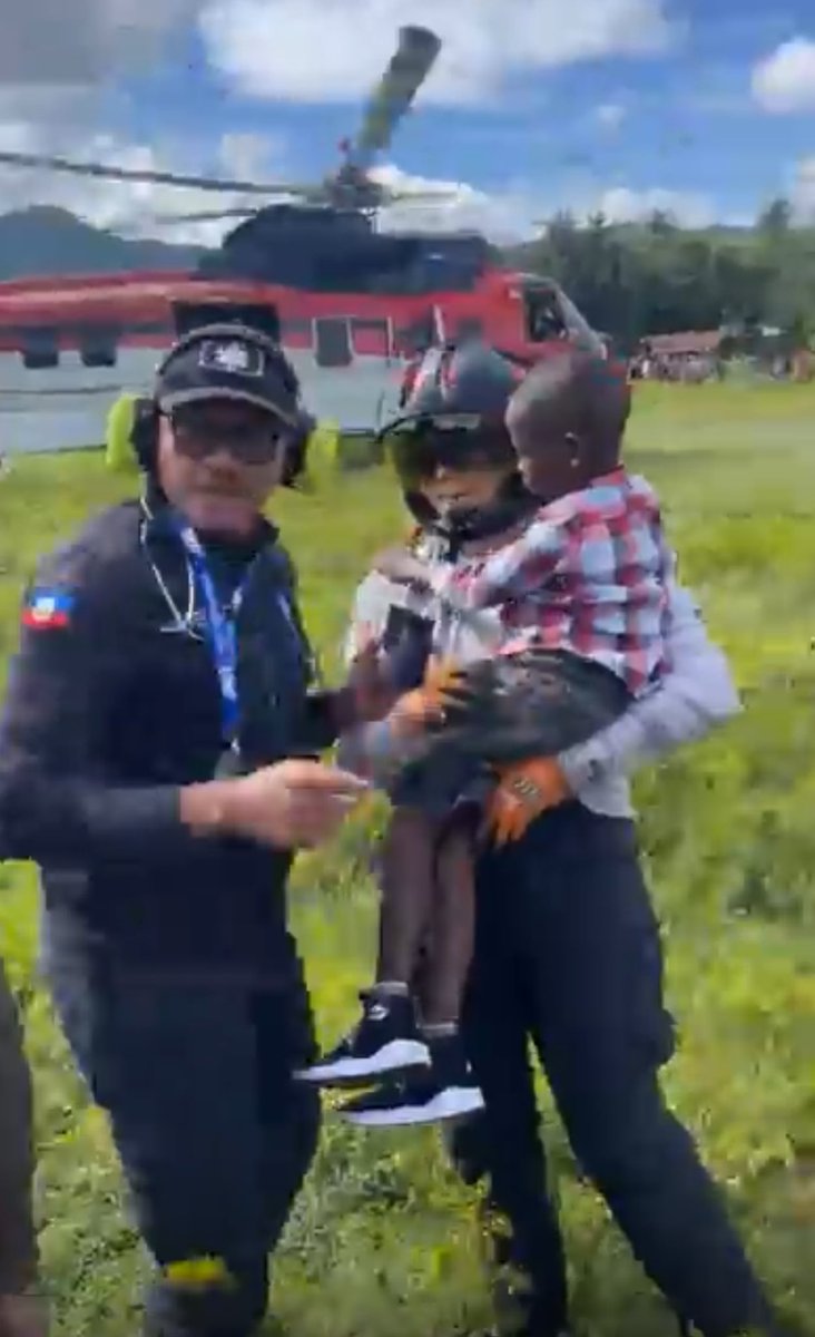 AlexJosephOff's tweet photo. Yon gwo mèsi ak PM @ConilleGarry @PrimatureHT @LaPresidenceHT ak ekip Hero ambulance la kite reponn ak demand ijan pou sove lavi tigason 7 lane sa ki pou konya ap pran swen nan Potoprens. Nou kontinye ap mande sipò lajan pou peye frè yo rele papa a nan 43961343 yo bezwen sipò nou https://t.co/hfQTJw45mG