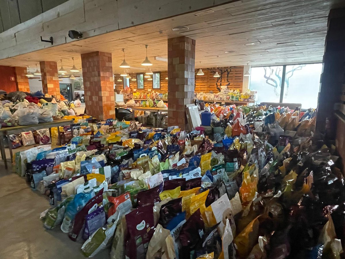 Bioparc's tweet photo. Muchas gracias por las donaciones para los animales afectados por la DANA. 
Por favor, vamos a priorizar la comida (no necesitamos más artículos textiles) https://t.co/pV8IUM92WQ