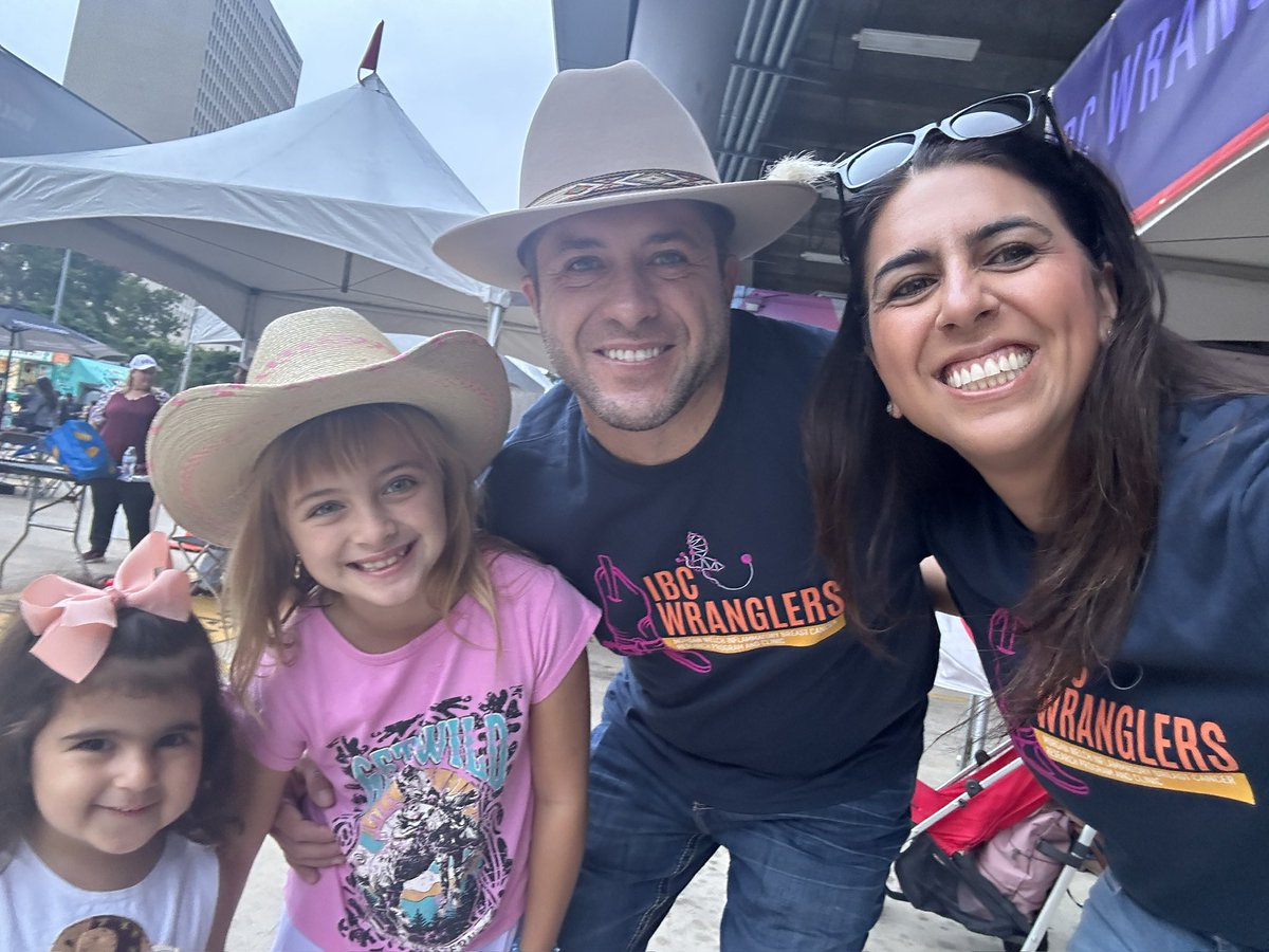 Hensley1552's tweet photo. Sooo blessed to work with the most amazing oncologists in the world, loved sharing the day and friends with my dear Bellamy 🥰🥰🥰 @MDAndersonNews #BootWalk #BostonGene https://t.co/SWfLiXLVkP