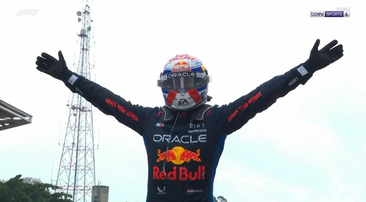 F1tutkumuz's tweet photo. 🔥ÖYLE BİR SÜRDÜ Kİ ŞAPKA ÇIKARILMAYI HAK ETTİ🔥

🚀Max Verstappen, 17. sıradan gelerek 19 saniyenin üzerinde farkla zafere ulaştı!

#F1 #BrazilGP https://t.co/9LEMKfmSEE
