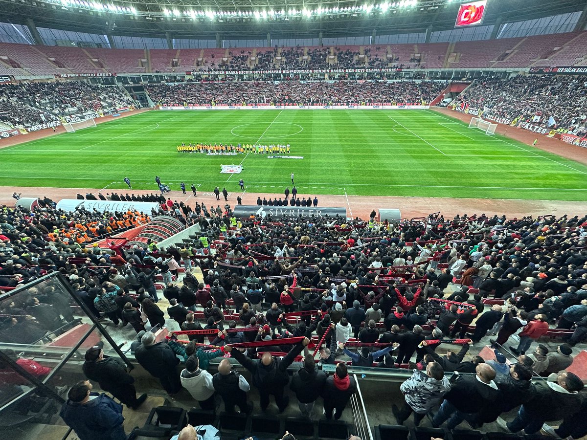 AvKazimKurt's tweet photo. Büyük taraftarımızın desteğiyle sahada fırtına gibi esen Eskişehirsporumuz 4-1’lik zaferle 5’te 5 yaparak şampiyonluk yolunda emin adımlarla ilerliyor!

Tebrikler Kırmızı Şimşekler! 👏🏻🖤❤️ Bu sene şampiyonluk bize çok yakışacak! 🖤❤️ #EsEs https://t.co/ycE8OZfK66