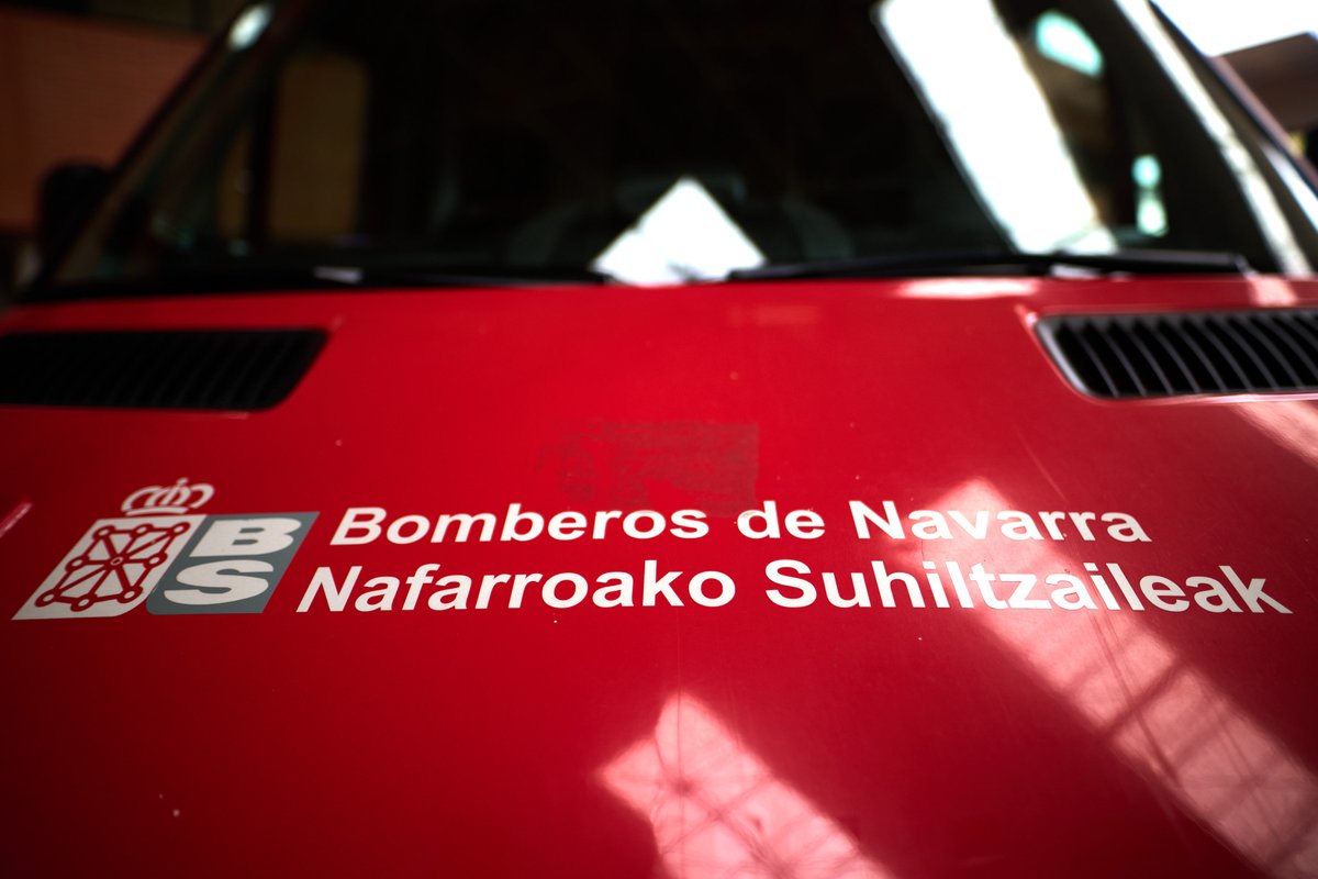 bomberos_na's tweet photo. Intervenimos la mañana del #domingo en una salida de vía en la NA-140 (#Aribe) con dos personas trasladadas al Hospital Universitario de #Navarra

#ParqueBurguete
#ASVB
@salud_na
#HelicópteroMedicalizado
@policiaforal_na
@navarraGC https://t.co/Mc3EyDqJlc