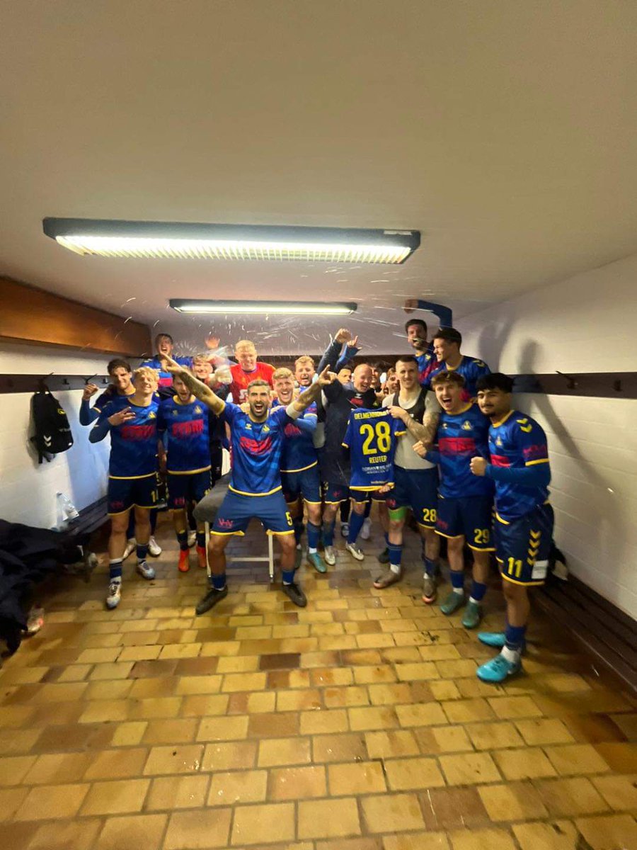 ArneMuhl's tweet photo. 0-1 Auswärtssieg in Hildesheim!!!💙💛
#SVAtlasDelmenhorst
#BlockH
#OberligaNord https://t.co/bwTPUB8LZe