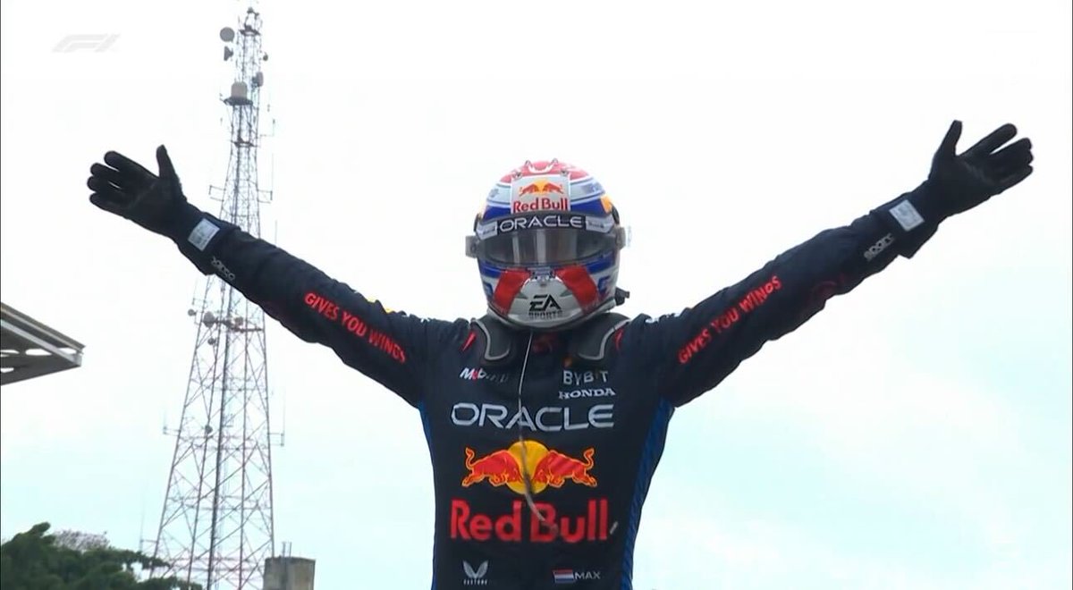 F1Tornello's tweet image. #F1 Supermax!!! Impresionante victoria de Max Verstappen en el agua. Largó 17° y terminó ganando por paliza. Norris terminó 6° y ahora quedó a 62 puntos del campeón 💥🏁