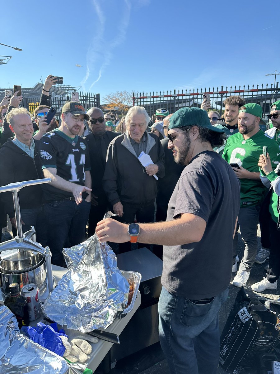 mark_kremer's tweet photo. Did Robert De Niro join your tailgate? No? That’s why the tailgates hosted by @philatticus and @ianfromphilly are the best https://t.co/RwI7cxzrwY