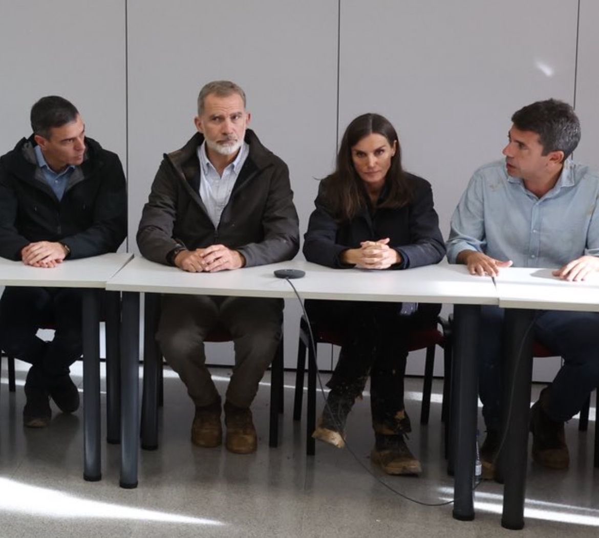 rafaa_vt's tweet photo. Letizia sentada entre Sánchez y Mazón pensando en lo inútiles que son https://t.co/WlhQUa2rlL