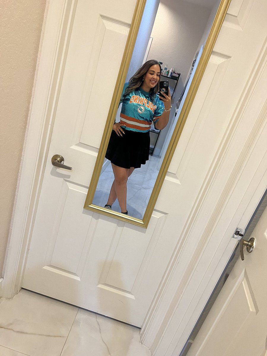 Jessica_JD's tweet photo. Game Day #SundayFunday #Ootd #MiamiDolphins #GoFins #FinsUp #Dolfan https://t.co/S2TLWjw5TO
