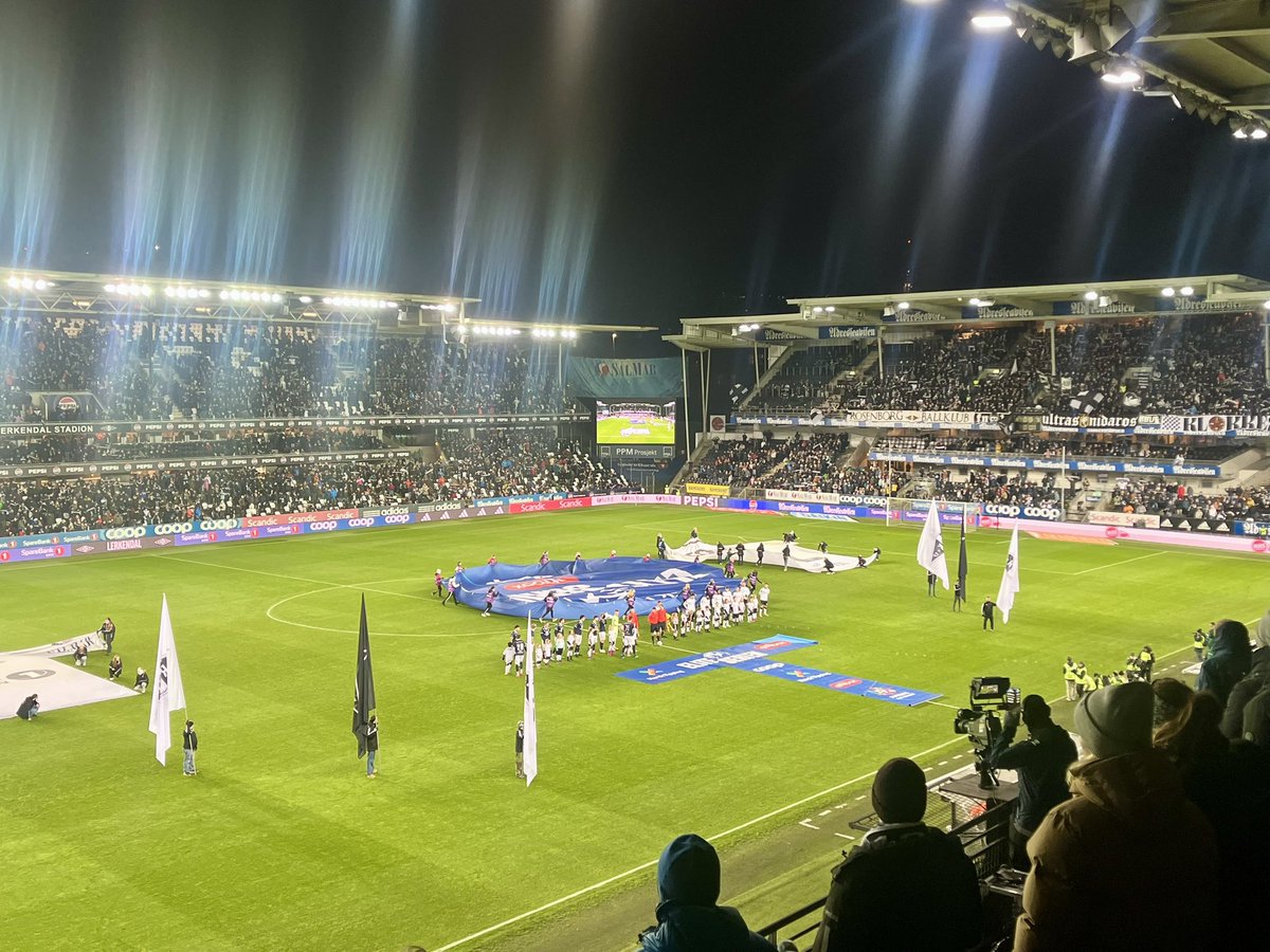 nyboandreas's tweet photo. På Lerkendal og klar for @RBKfotball mot @godset! Tradisjonen tro, skal det fryses litt på tampen av sesongen. Litt færre her enn jeg ventet. Knapt halvfullt. Surt vær, men læll! RBK er i støtet og jakter Europa-plass. Lov å håpe på litt festfotball her i dag da? https://t.co/scElD9oiHr