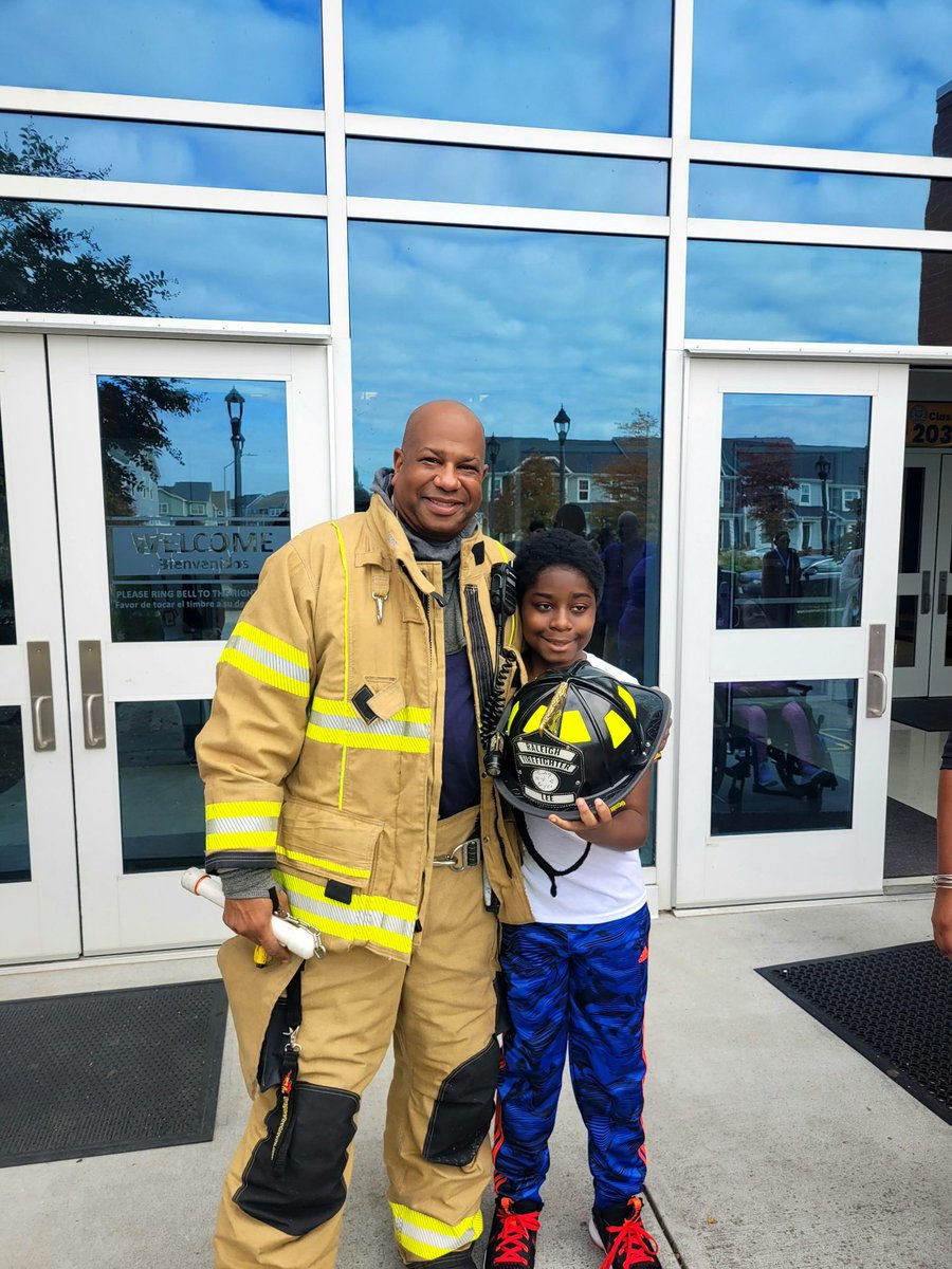 BellMichelleT's tweet image. Suiting up to save the day @River_Bend_MS ! A young hero in the making, thanks to our incredible firefighters. 🧑‍🚒❤️ #Inspiration #FutureFirefighter #CommunityHeroes