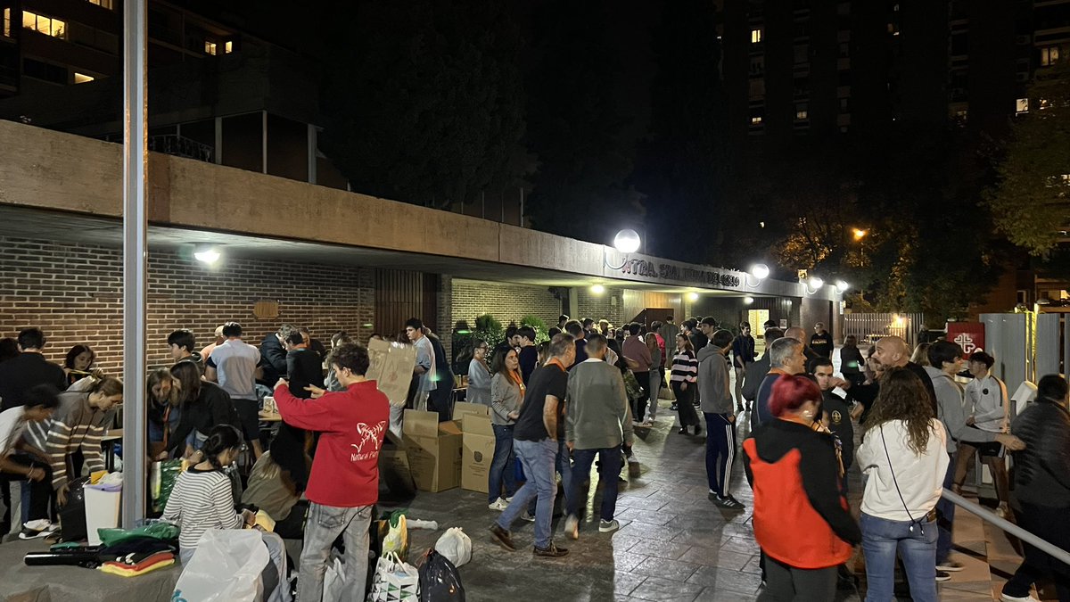 Asi estamos en la parro y todavia nos queda un buen rato 💪🏼💪🏼
Si vives cerca y tienes ganas de ayudar, comida, productos de limpieza, cosas para bebes… nada sobra! #orgullosamenteNaranja