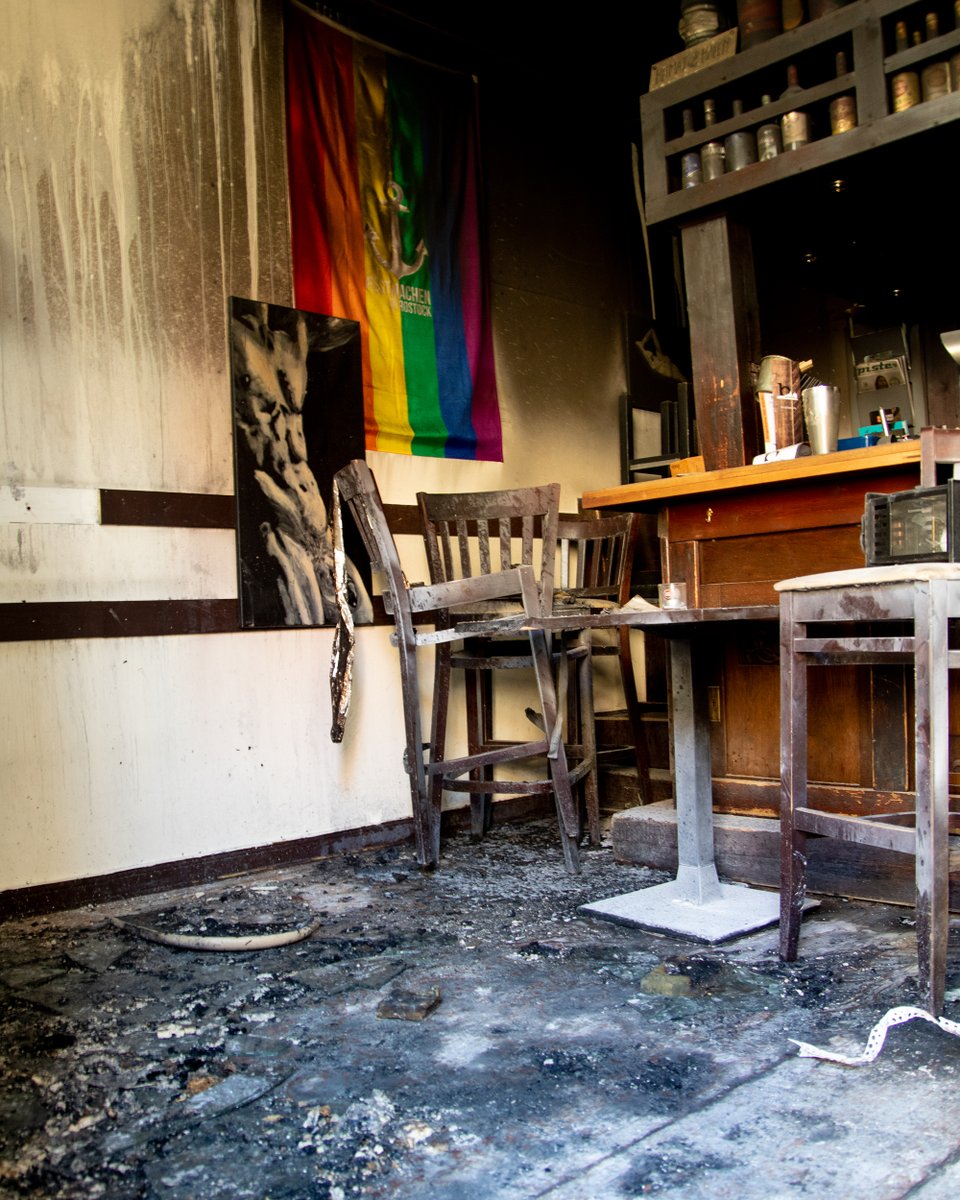 Wir sind schockiert und bestürzt angesichts des zweiten Brandanschlags auf das "#bsieben"! Nach dem ersten Anschlag Mitte September, der glücklicherweise relativ glimpflich ausging, waren der oder die Täter diesmal deutlich aggressiver unterwegs. 1/6