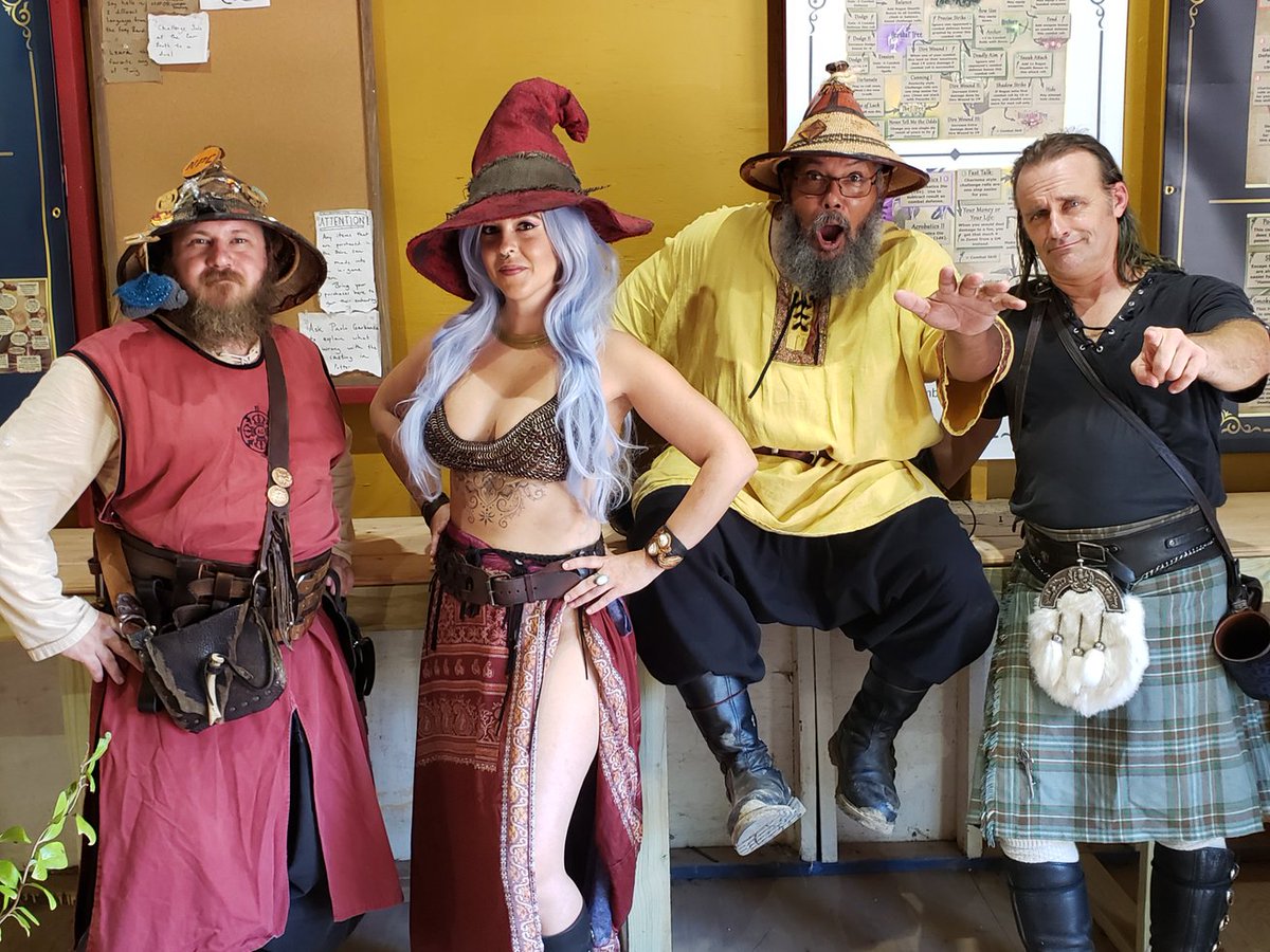 WhatBluePotion's tweet photo. At the louisiana ren fair at dice knights https://t.co/aOH5GPzu8o