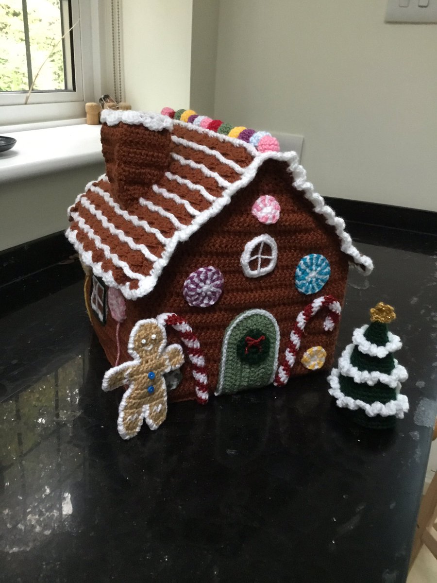 Gingerbread house is done #crochet
Pattern by Laura Wilson and available on Etsy 👍
