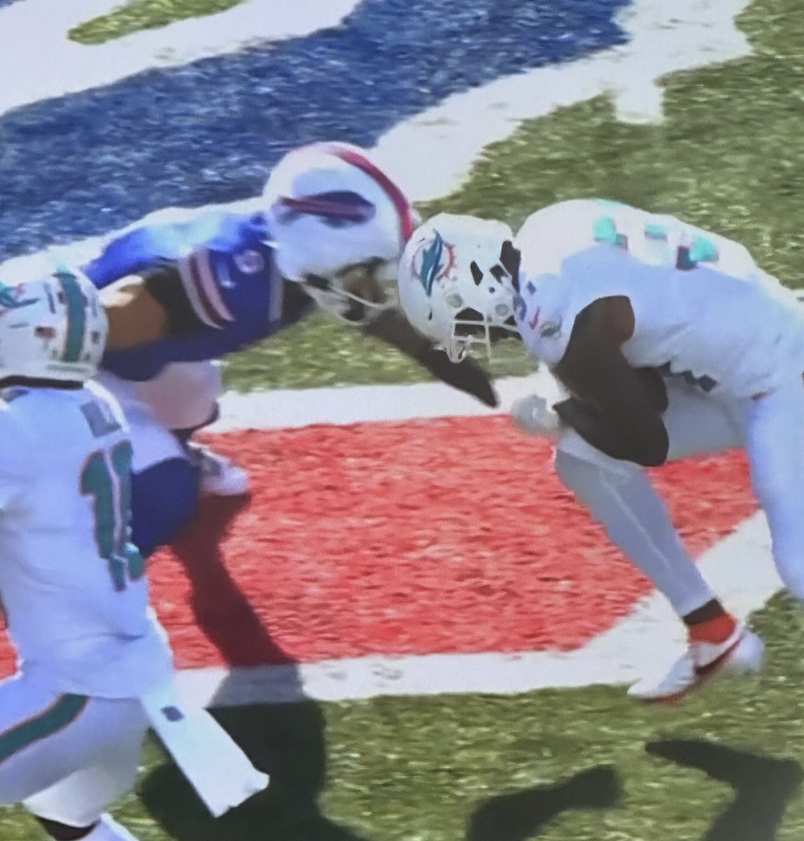 GregVorse's tweet photo. A player going to make a perfectly normal tackle is hit by the RB who lowers their head to make contact. How is this a #Bills penalty, @NFLOfficiating? https://t.co/PRu89C1v0m