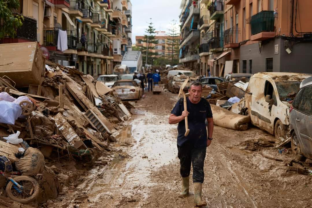 Tenemos a <a href="/UnaiBeroiz/">Unai Beroiz 🇵🇸</a> en Valencia. 

Sus imágenes reflejan lo difícil que es expresar con palabras la magnitud de lo que está sucediendo...

Toda ayuda es poca...