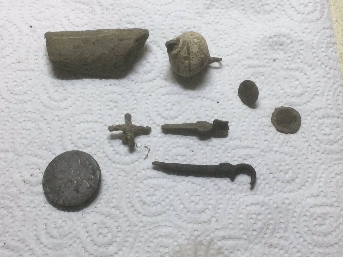 Sceatta's tweet photo. Odd bits from this weekend….plumb Bob, Roman grot, cross shaped artefact, probably a belt mount, and a strange little partefact. Very pleasant weather today, and nice to be out. https://t.co/gV6y9XMJYb