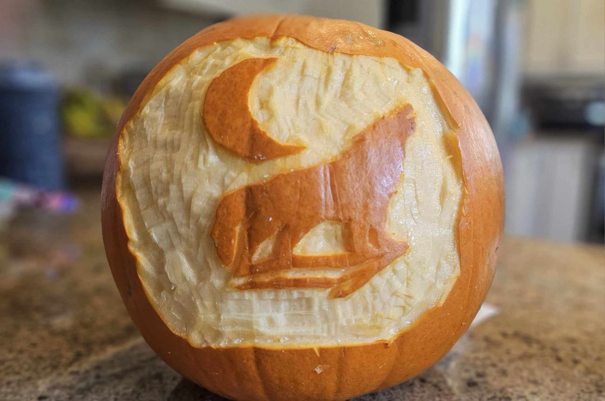 jamaicanrob's tweet photo. 🎃LONE WOLF🎃

For all those solo players out there, new carving based on the new lone wolf perk.

#FOTL2024 #Destiny2Art #destiny2
@DestinyTheGame @A_dmg04 @Destiny2Team  @Cozmo23 @BrunoLouviers @MoltenSlowa https://t.co/xet7YUc018