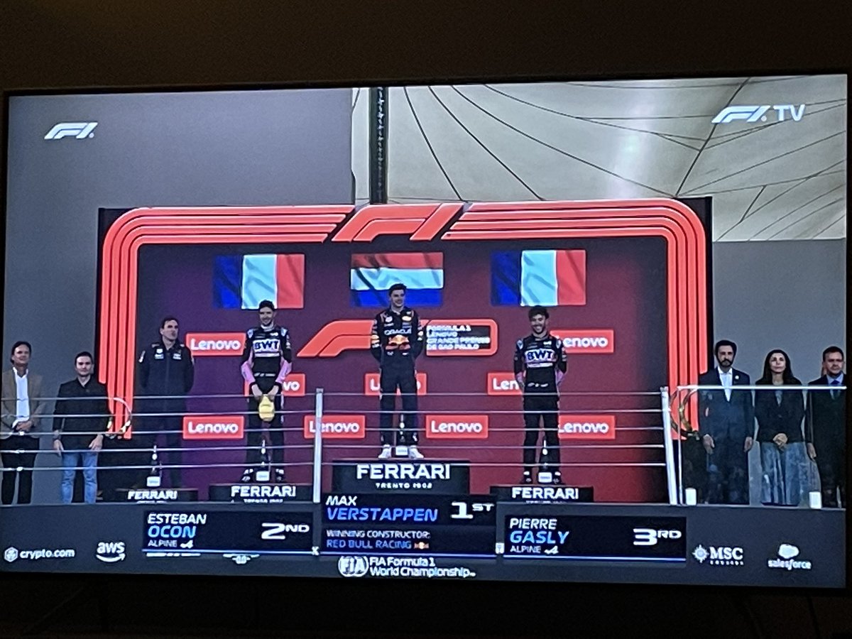 Rodjoch's tweet image. Als ik een race aan de muur kon hangen, dan hing deze race in elke kamer!!! 
Wat een sensatie, spektakel en prestatie. 
10 jaar ouder geworden deze middag! #MaxVerstappen