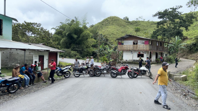 COMUNIDAD DE FLORENCIA CIERRA PASO POR SEGUNDO DÍA CONSECUTIVO PARA PROTESTAR samanacaldas.net.co/notiver.php?id…