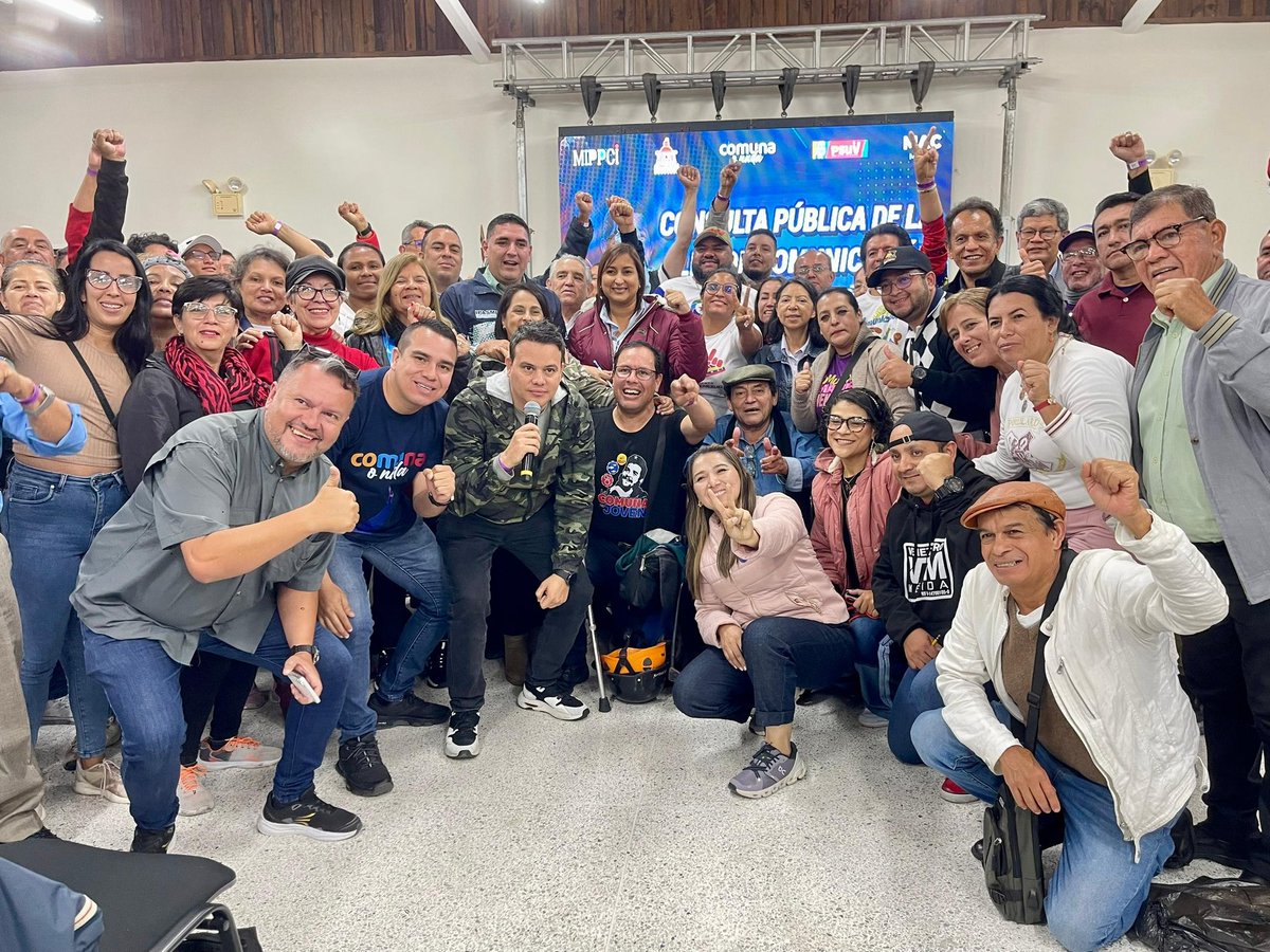 Comunicadores CLAP presentes en el Encuentro Estadal para la discusión de la Propuesta de Ley para la Comunicación Popular en la entidad Merideña juntos al Gobernador <a href="/JEHYSONGUZMAN/">JEHYSON GUZMÁN</a> y autoridades nacionales y los medios Alternativos y Comunitarios de la región andina.