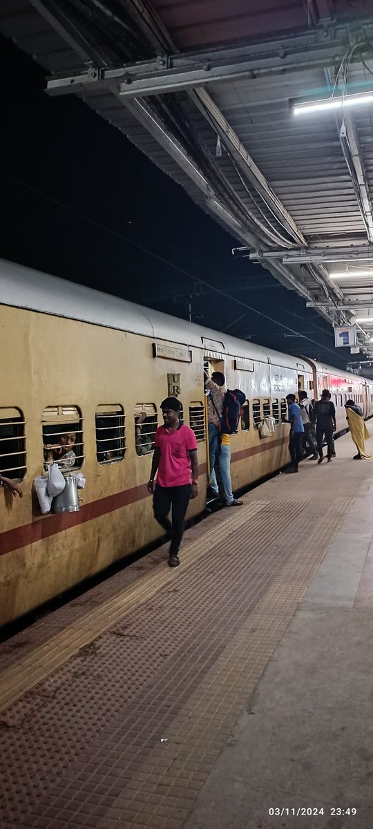 ssanthu96's tweet photo. @SWRRLY @southernrailway @PMOIndia @AshwiniVaishnaw @rashtrapatibhvn
Kindly update the more general coaches at least on festival times very horible scenes. From 
mdu to smvt 17236 https://t.co/6f0xaSl8YD