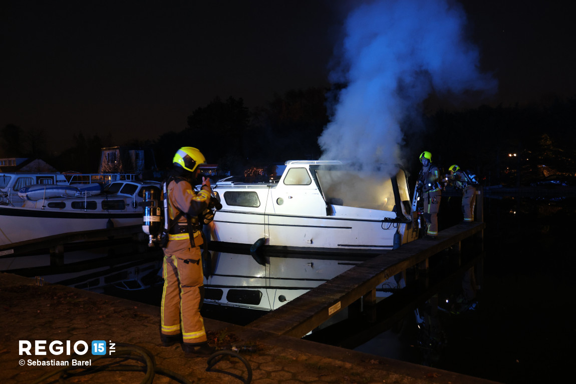 Plezierjacht in brand aan Laurentiusweer in Leidschendam