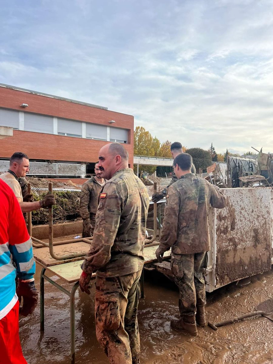 FUTER_ET's tweet photo. La Brigada "Aragón" I continúa los trabajos de limpieza en Utiel y Paiporta. Trabajando día y noche en los trabajos de recuperación y ayudando en las necesidades de los ciudadanos.
#Dana
#BrigadaAragon
#SomostuEjercito https://t.co/GiSbbNSTqV