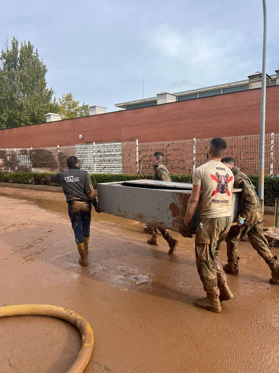 FUTER_ET's tweet photo. La Brigada "Aragón" I continúa los trabajos de limpieza en Utiel y Paiporta. Trabajando día y noche en los trabajos de recuperación y ayudando en las necesidades de los ciudadanos.
#Dana
#BrigadaAragon
#SomostuEjercito https://t.co/GiSbbNSTqV