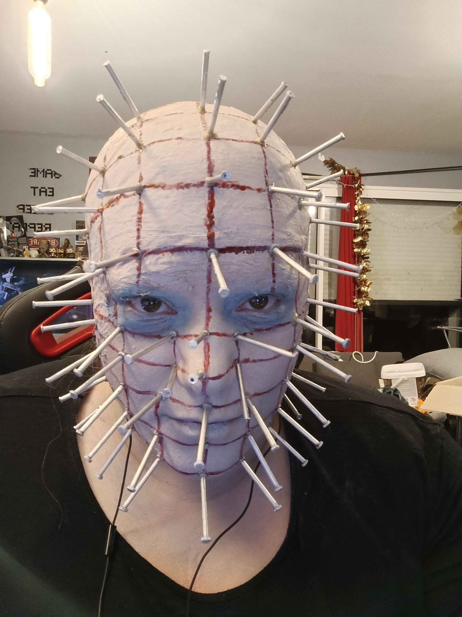 LesGueteuses's tweet photo. Je vous montre nos costumes d'halloween à fiona ( en borg ref à star trek ) et moi ( pin head ref à hellriser ) ! https://t.co/Oh2LlZMldA