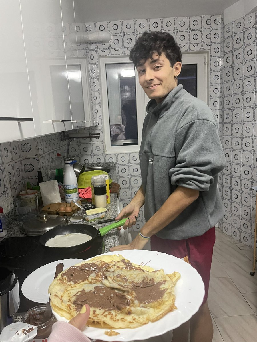 saraayaviless's tweet photo. No tendre novio pero tengo a enrrique q me hace creepes gluten free y eso es mucho mejor https://t.co/6xOwDVEUsR
