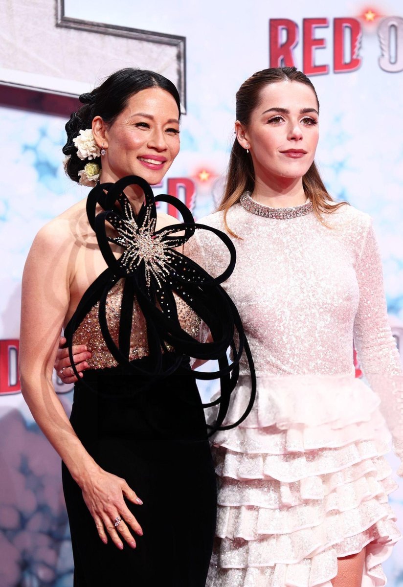KiernanSBrasil's tweet photo. 📸| Kiernan Shipka e Lucy Liu na  estreia de RED ONE -Operação Natal https://t.co/SgrEfBZOf4