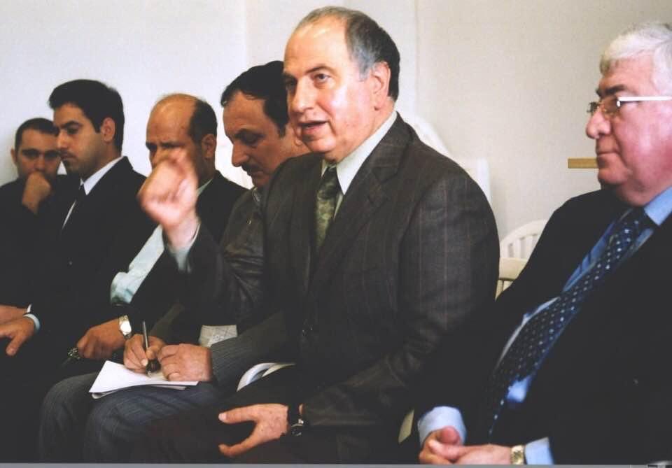 وعد ووفى
#٣_تشرين_الثاني_ذكرى_رحيل_الچلبي
ثلاثة وعود قطعها الراحل الچلبي قبيل مؤتمر لندن:١-اسقاط النظام الديكتاتوري.
٢-اقامة نظام ديمقراطي.
٣- جعل الإسلام مصدراً أساسياً للتشريع.
الصورة:د.فؤاد معصوم،د.الجلبي،د.رؤوف الأنصاري، د.طالب الرماحي،أنا محمد حسن الموسوي،والصدي فيصل الچلبي.