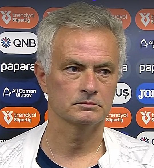 Jose Mourinho: "Osayi'ye yapılan kırmızı kartlık pozisyonda Atilla Karaoğlan kahvesini mi içiyordu? Ya da el pozisyonunda Türk çayını mı içiyordu? Bize karşı pozisyonlarda hemen müdahale etti. Artık buna gülüyoruz, çünkü ciddiye alırsak devam edemeyiz! Biz temiziz!"