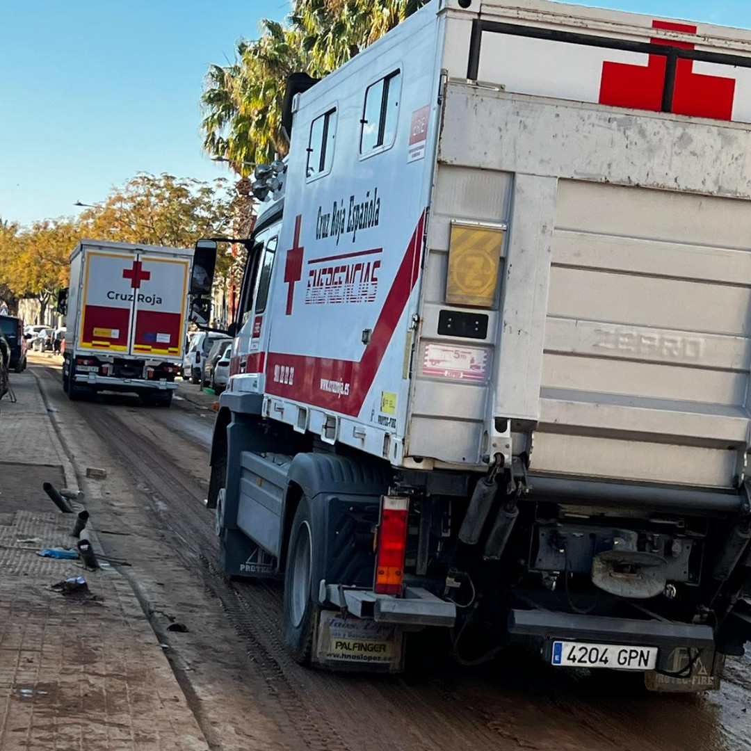 CruzRojaEsp's tweet photo. Gracias al esfuerzo de todos los equipos, del voluntariado y de cada persona que está brindando apoyo en la Comunidad Valenciana. Sabemos que aún hay zonas a las que no hemos podido acceder, pero no nos iremos de Valencia hasta atender a toda la población que nos necesita. https://t.co/aR07J1EA6d