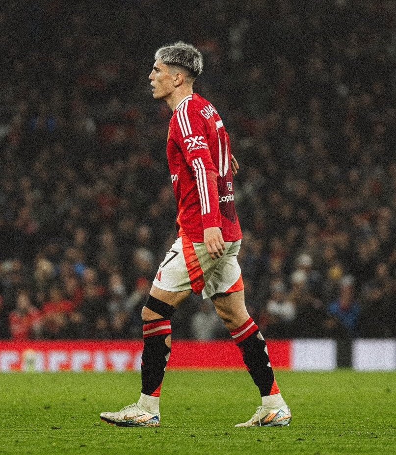 UtdFaithfuls's tweet photo. Casemiro absolutely ripped into Garnacho for losing the ball and not tracking back.

Also noticed Garnachos's body language in the first half when he didn't receive a pass he was expecting? Throwing hands up and complaining. Needs to cut that out and focus on his football.

Good player, but had a terrible game today and should've been subbed off earlier.