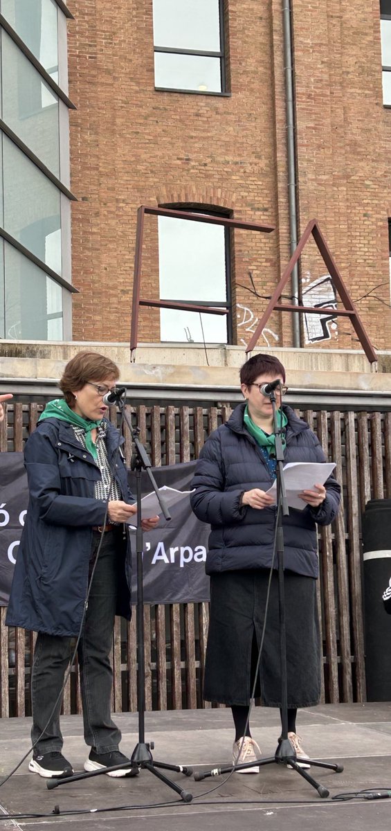 PSC_SantMarti's tweet photo. 🎊 Aquest migdia hem assistit al pregó de la Festa Major dels barris del Clot i el Camp de l’Arpa.

🥖🍫 L’Anna Elias, del Forn Elias, i la Maite Gual, de la Pastisseria Gual, han estat les pregoneres d’enguany.

Bona Festa Major a tothom! 🥳🍾 https://t.co/LJWwCYoyMi