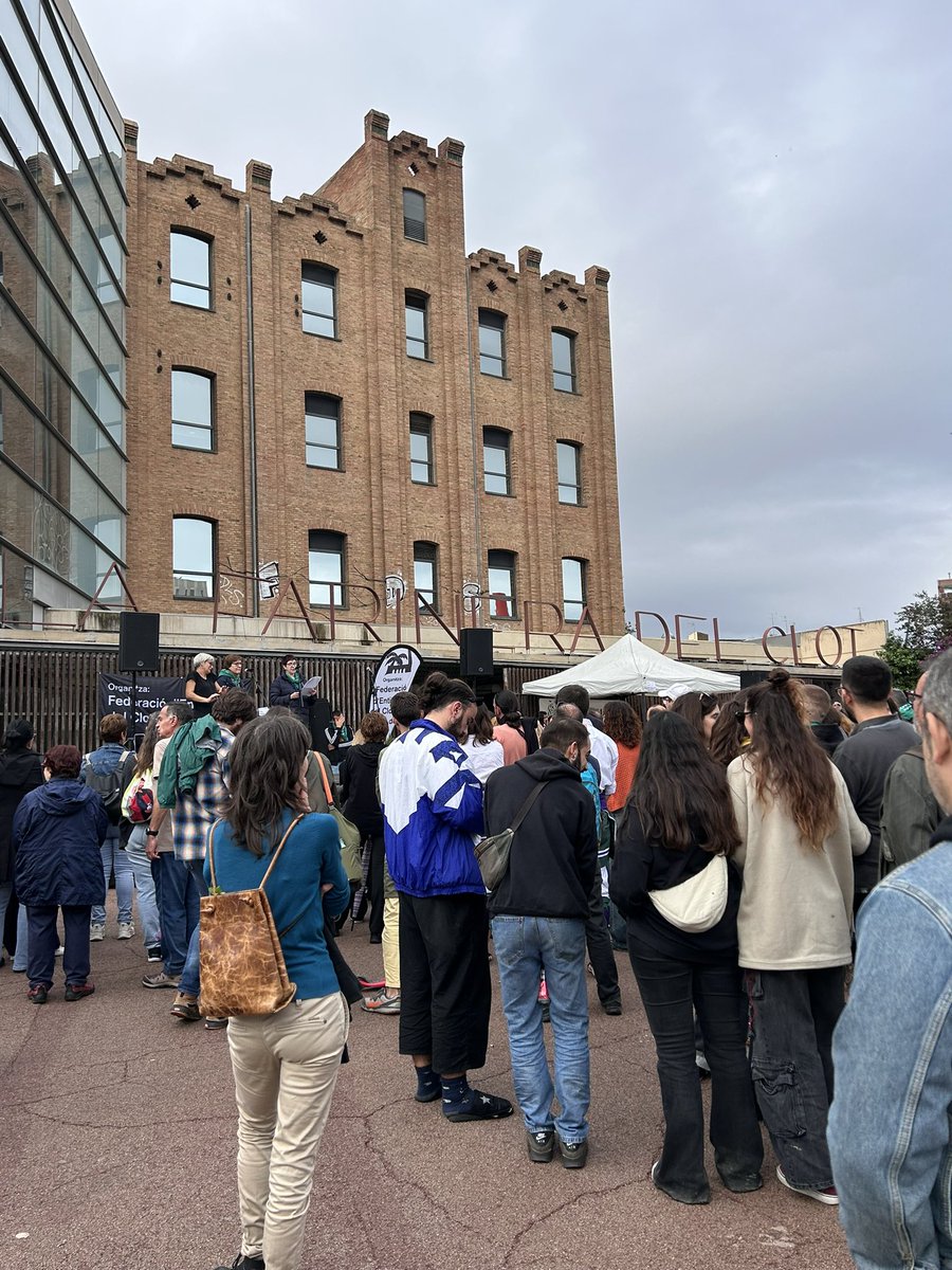 PSC_SantMarti's tweet photo. 🎊 Aquest migdia hem assistit al pregó de la Festa Major dels barris del Clot i el Camp de l’Arpa.

🥖🍫 L’Anna Elias, del Forn Elias, i la Maite Gual, de la Pastisseria Gual, han estat les pregoneres d’enguany.

Bona Festa Major a tothom! 🥳🍾 https://t.co/LJWwCYoyMi