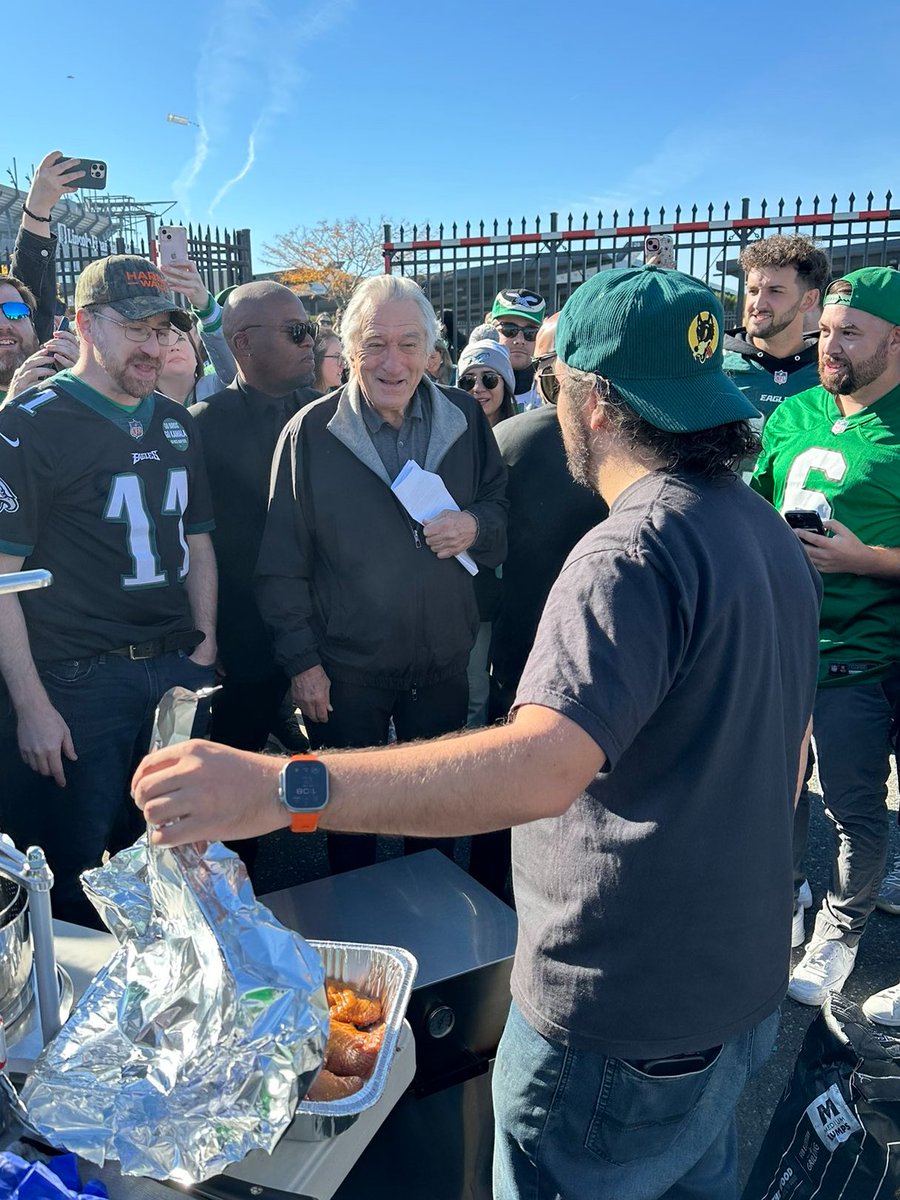 Eagles tailgates remain elite.

👋 Robert De Niro

(via <a href="/mark_kremer/">“Sports fan Mark Kremer”</a>)