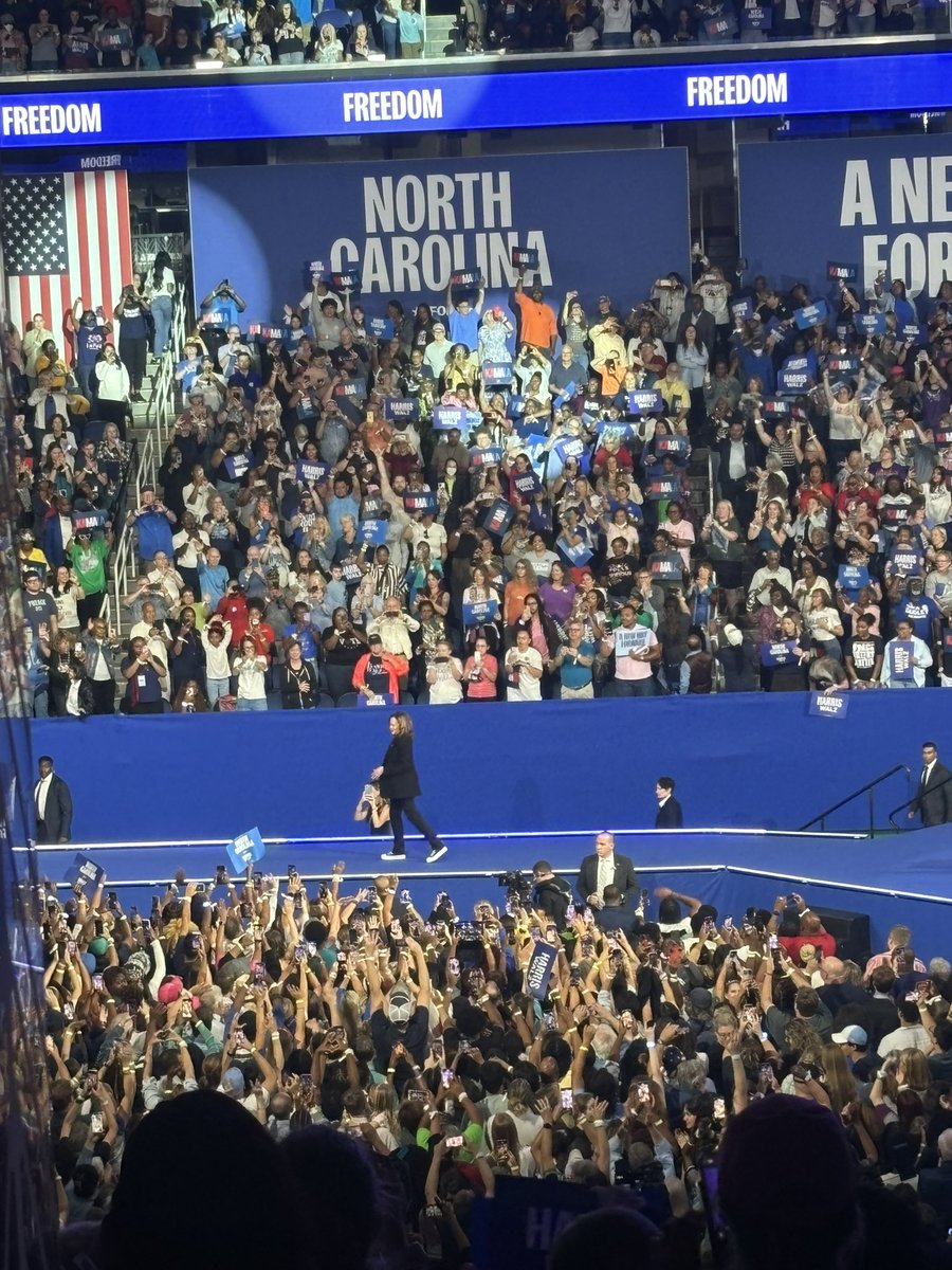 TBSCreations's tweet photo. I worked the #Kamala rally. Upper level was completely full. 22,000 in attendance. https://t.co/OPvp5wnSO2