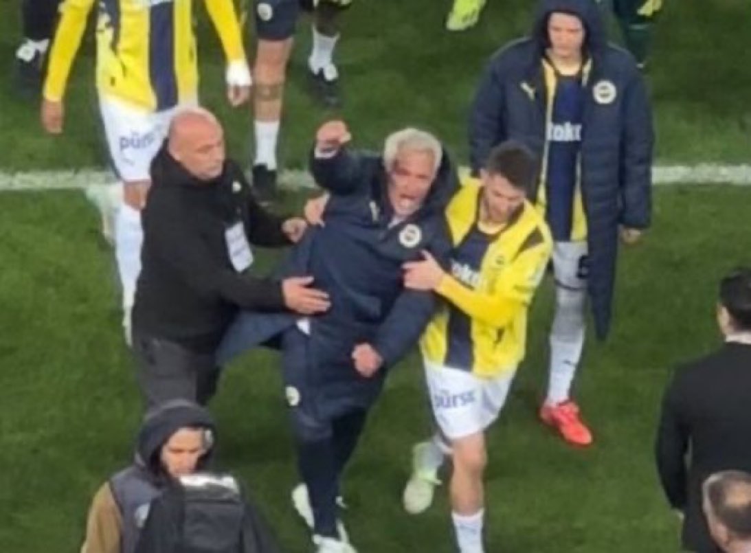 HAYATINDA KAZANMADIĞI KUPA KALMAYAN ADAM SON DAKİKA ATTIĞI GOLDEN SONRA SOYUNMA ODASINA ŞU ŞEKİL GÖTÜRÜLÜYOR. GÖTÜREN, SAKİNLEŞTİREN ELEMAN DA İSMAİL AHAHSHHSHSHWJAKAKS DÜNYANIN EN ACAYİP TAKIMI AQ