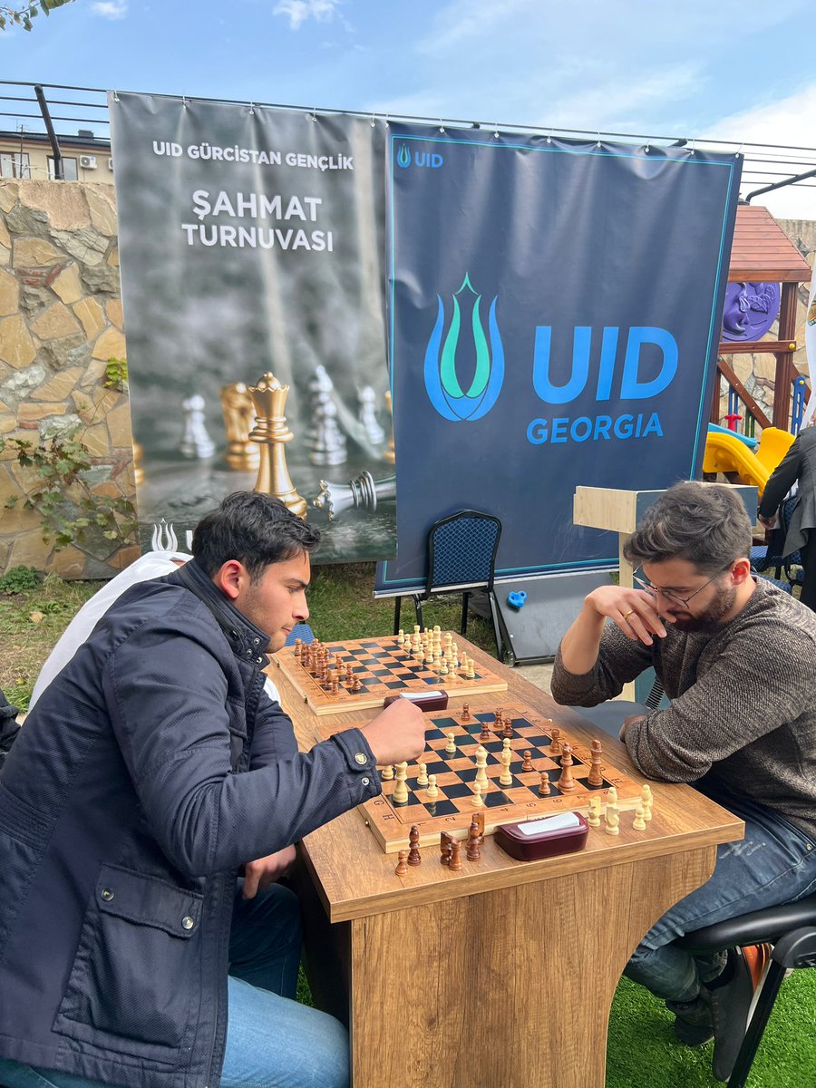 📍Tiflis

Gürcistan bölgemiz tarafından düzenlenen satranç turnuvasında başarılı olan gençlerimize Genel Başkanımız Kenan Hasan Aslan ve Genel Başkan Yardımcılarımız Mehmet Sağanak ile Dilara Kılıç ödüllerini takdim etti.

Onların elde ettiği başarıları kutlamaktan mutluluk