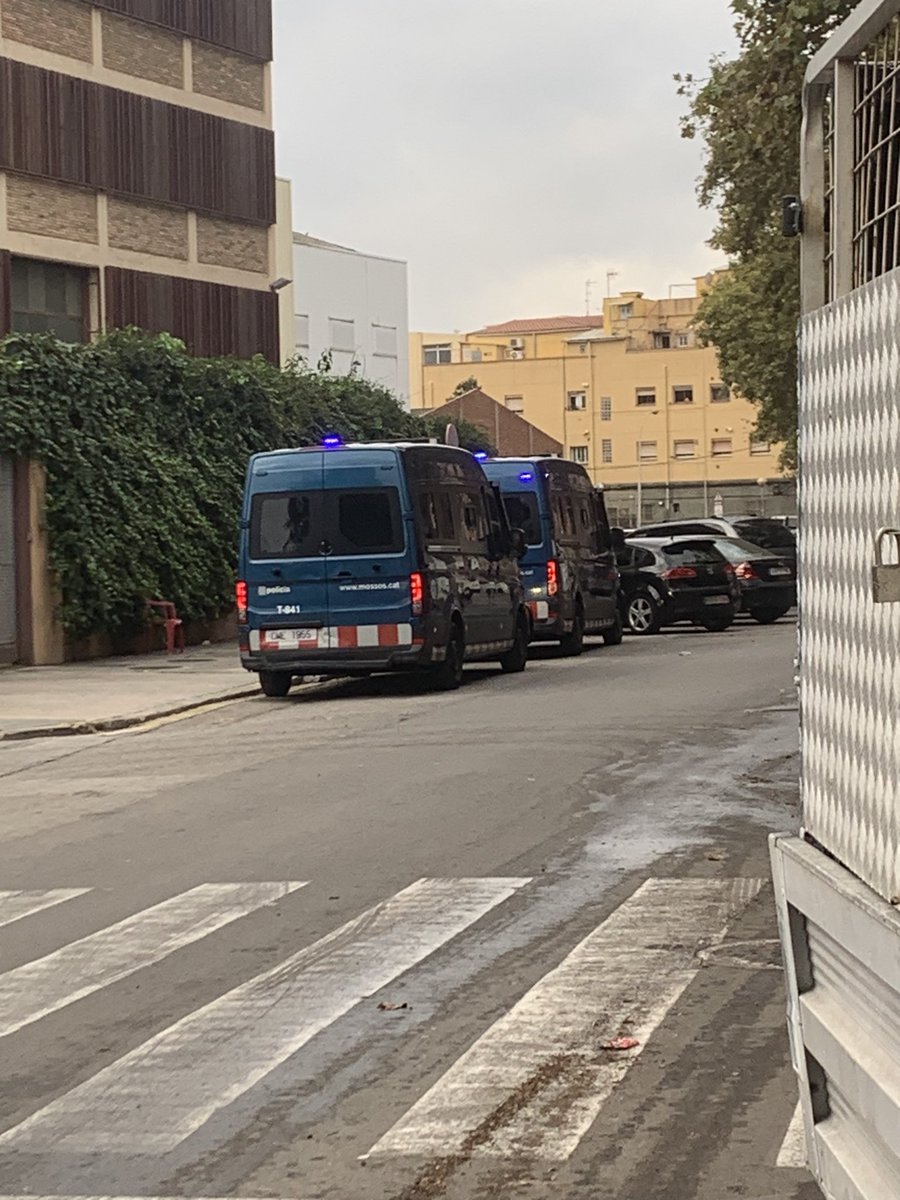 StRocSomBDN's tweet photo. Comencem novembre, de moment ens han arribat  NOMÉS 35 DESNONAMENTS #Badalona a 18 hi ha previst ARRO L’@AjBadalona ho arregla encenen el llums d Nadal 2 mesos abans. Tothom feliç 🎄 https://t.co/4w1tYfOGji