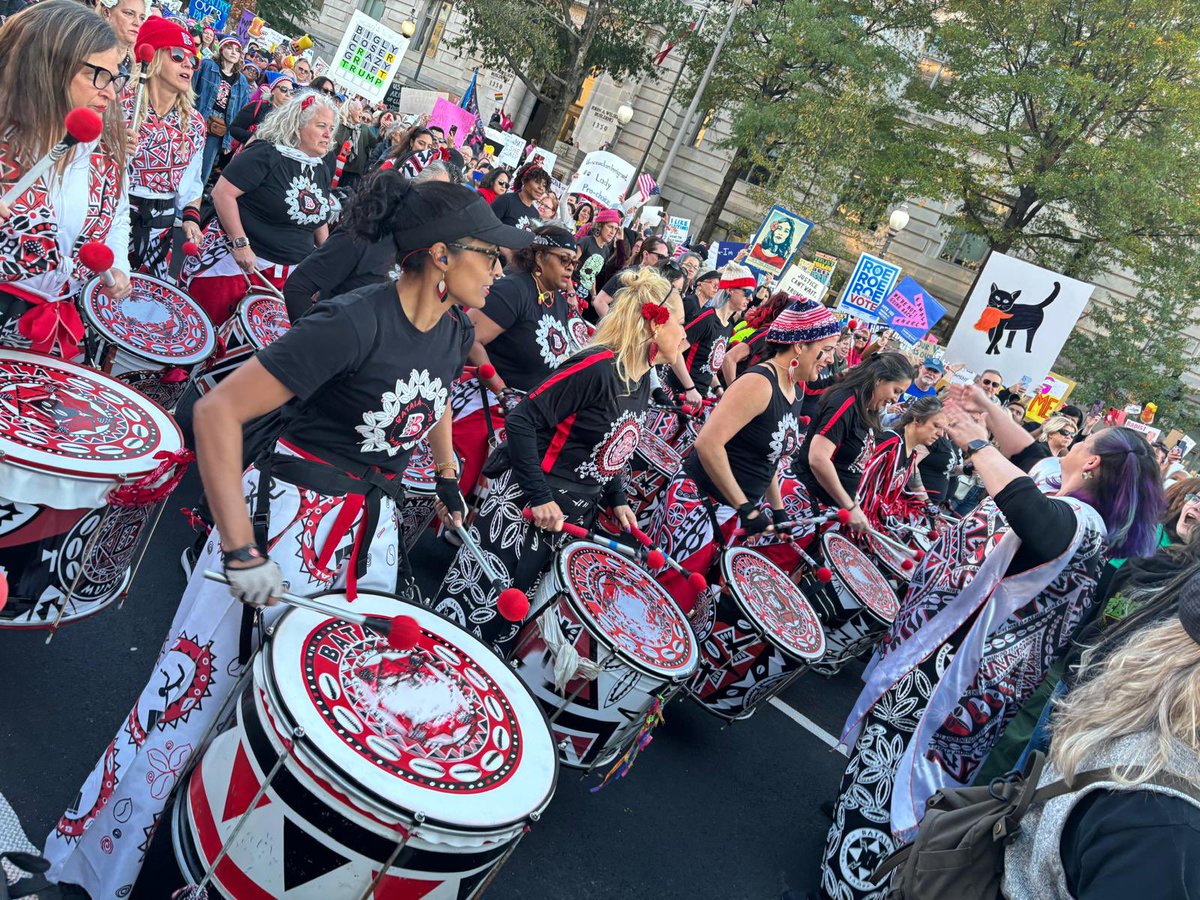 BatalaDC's tweet image. Drumming brings us together, sisterhood gives us strength. Thank you to members of Batala New York, Philly &amp;amp; Colorado for joining us during the @womensmarch! It was an incredible experience that we hope empowers everyone in the days to come! #getoutthevote #wewontgoback 💪🥁