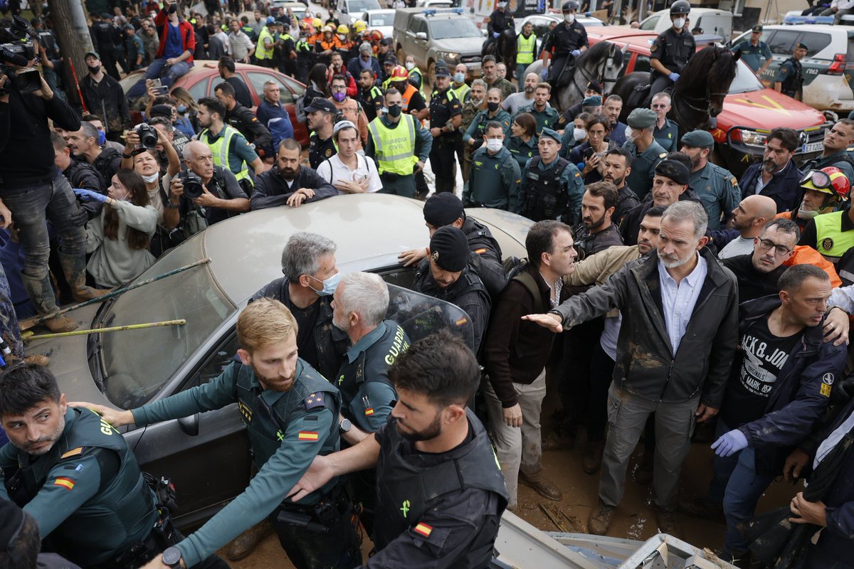 F_Rossi_'s tweet photo. In mezzo alla tragedia e alla comprensibile rabbia, #FelipeVI e la regina #Letizia ascoltano e abbracciano il popolo. Mentre #PedroSanchez fugge, il Re resta, calpesta il fango e affronta emozioni e critiche dei cittadini senza arretrare. Immagini destinate alla storia.

#dana https://t.co/WkPkruqvsh