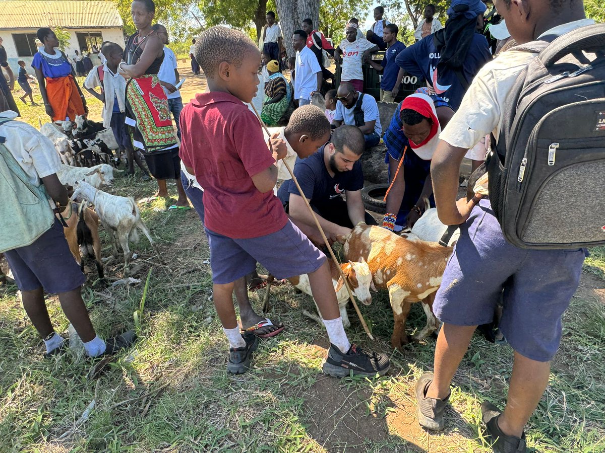 IslamicHelp's tweet image. 2/2
We also had the joy of providing goats and sewing machines to selected beneficiaries, empowering them for the future with these #livelihood projects!
To learn more about our upcoming Mission Possible deployments visit islamichelp.org.uk/mission
#MissionPossible #IslamicHelp