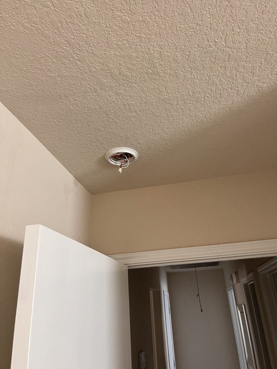 HRQueenM2's tweet photo. @Airbnb you allow rentals in the US to have missing smoke detectors and wires hanging down? https://t.co/7MlUtuIgnc